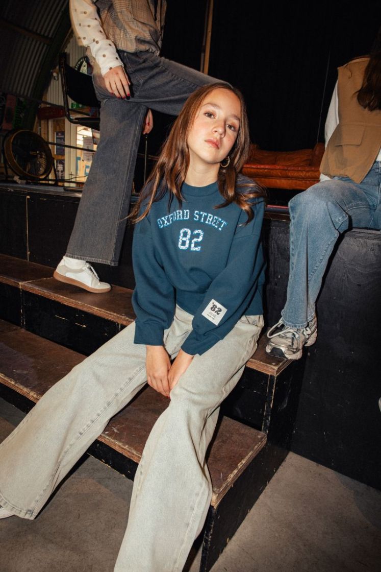 Girl 7631 Insignia B